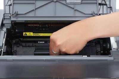 Cách làm sạch trống & gạt mực máy in laser để tránh lỗi in ấn