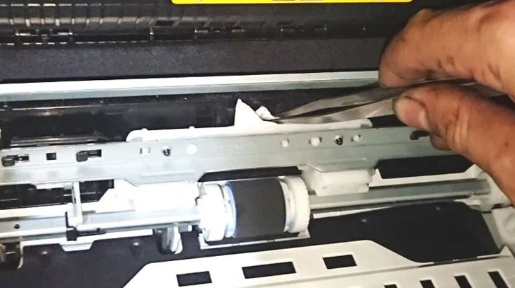 cach-xu-ly-khi-may-in-bi-ket-giay-dung-cach-1-iivx4s